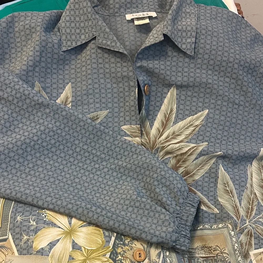 Teddi NWT XL Blue Leaf Print Shirt with Buttons and draw string on bottom - Picture 6 of 7